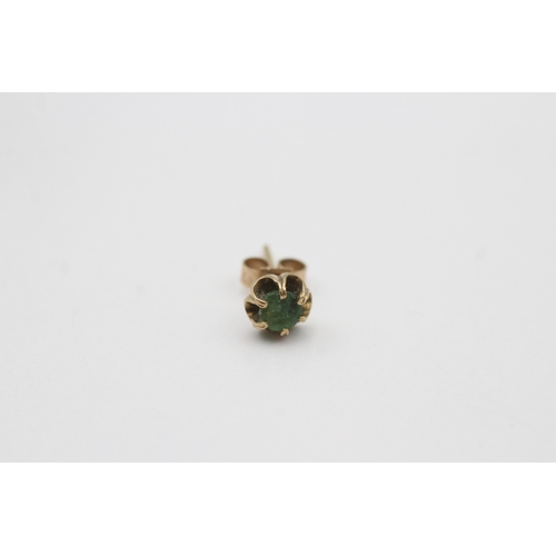 234 - 9ct gold emerald stud earrings (1.2g)