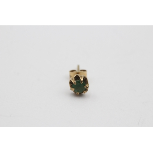 234 - 9ct gold emerald stud earrings (1.2g)