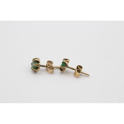 234 - 9ct gold emerald stud earrings (1.2g)