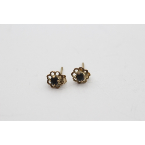 242 - 9ct gold sapphire stud earring (0.5g)