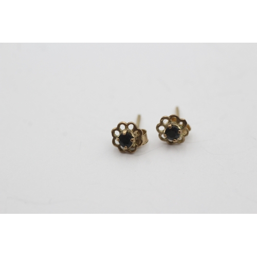 242 - 9ct gold sapphire stud earring (0.5g)