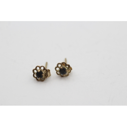 242 - 9ct gold sapphire stud earring (0.5g)