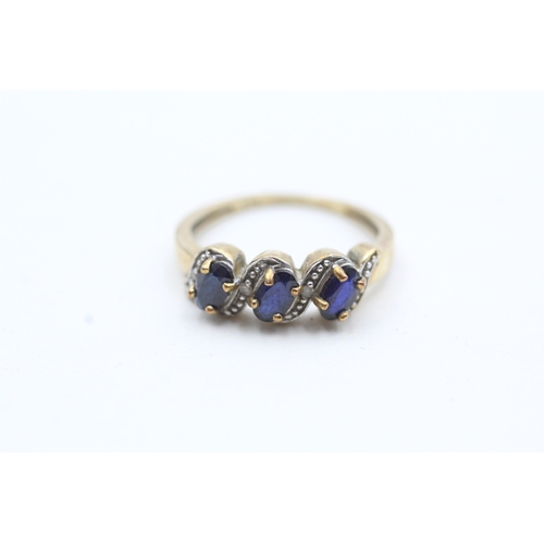 247 - 9ct gold diamond and sapphire trilogy ring (2g) Size M