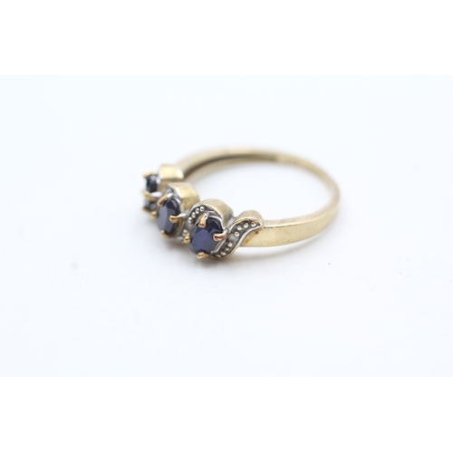 247 - 9ct gold diamond and sapphire trilogy ring (2g) Size M