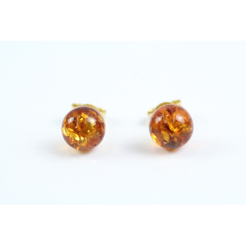 36 - 9ct gold amber stud earrings (1.1g)