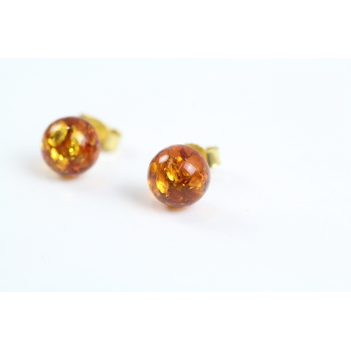 36 - 9ct gold amber stud earrings (1.1g)