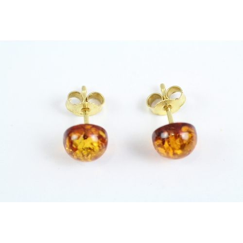 36 - 9ct gold amber stud earrings (1.1g)