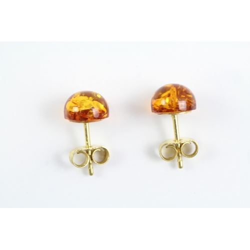 36 - 9ct gold amber stud earrings (1.1g)