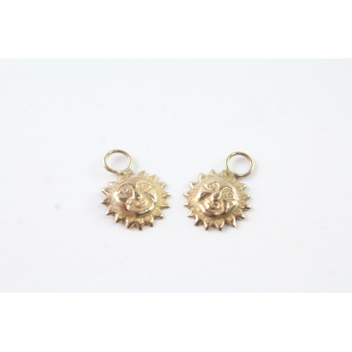 49 - 2x 9ct gold sun charms (0.2g)