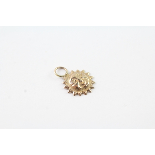 49 - 2x 9ct gold sun charms (0.2g)