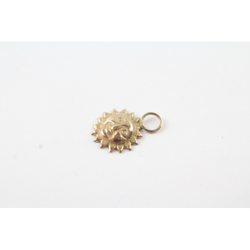 49 - 2x 9ct gold sun charms (0.2g)