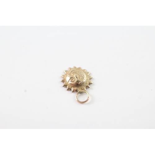 49 - 2x 9ct gold sun charms (0.2g)