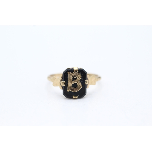 53 - 9ct gold black onyx initial ring (1.7g) Size M