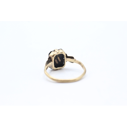 53 - 9ct gold black onyx initial ring (1.7g) Size M