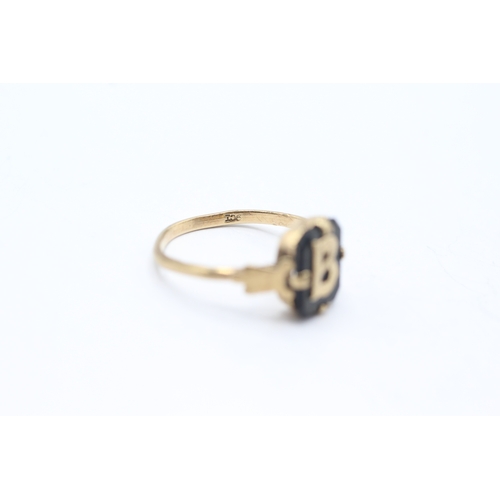 53 - 9ct gold black onyx initial ring (1.7g) Size M