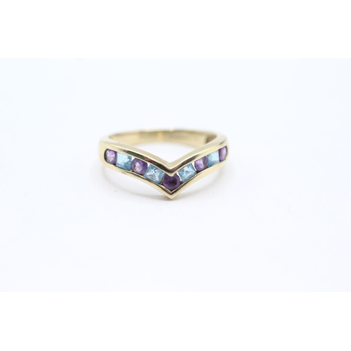 55 - 9ct gold blue topaz and amethyst chevron ring (2.1g) Size L