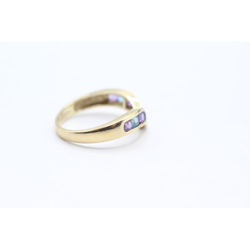 55 - 9ct gold blue topaz and amethyst chevron ring (2.1g) Size L