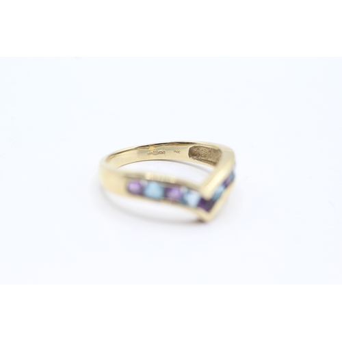 55 - 9ct gold blue topaz and amethyst chevron ring (2.1g) Size L