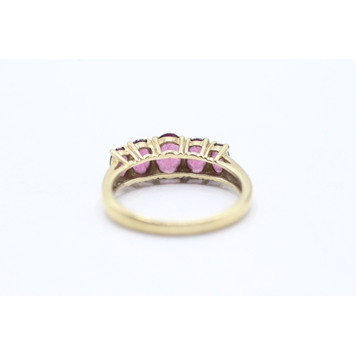 60 - 9ct gold pink gemstone ring (2.9g) Size Q