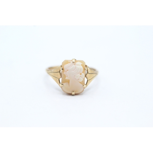 61 - 9ct gold shell cameo ring (1.9g) Size M 1/2