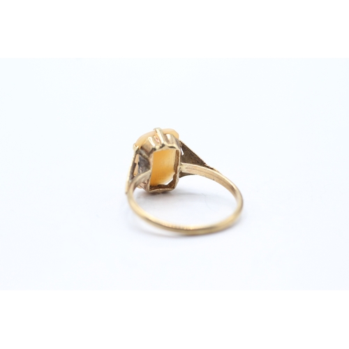 61 - 9ct gold shell cameo ring (1.9g) Size M 1/2