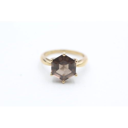 63 - 9ct gold hexagon cut Smokey quartz dress ring (2.9g) Size O 1/2