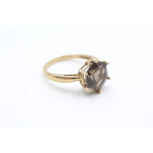 63 - 9ct gold hexagon cut Smokey quartz dress ring (2.9g) Size O 1/2