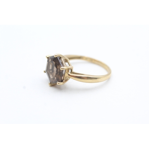 63 - 9ct gold hexagon cut Smokey quartz dress ring (2.9g) Size O 1/2