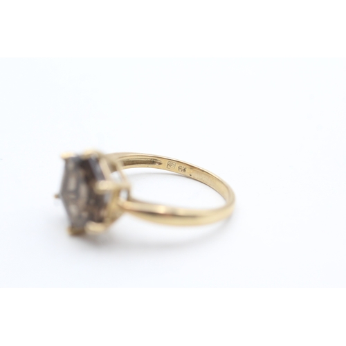 63 - 9ct gold hexagon cut Smokey quartz dress ring (2.9g) Size O 1/2