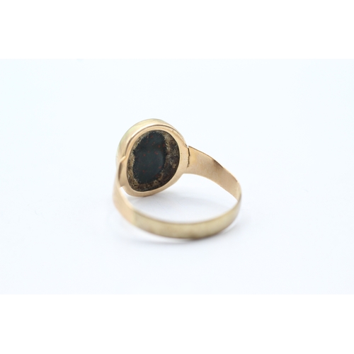 67 - 9ct gold and blood stone cabochon ring (2.8g) Size R