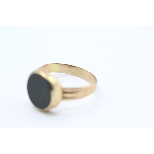 67 - 9ct gold and blood stone cabochon ring (2.8g) Size R