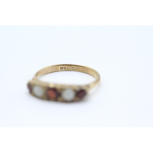 71 - 9ct gold garnet and opal set ring (2.2g) Size O 1/2