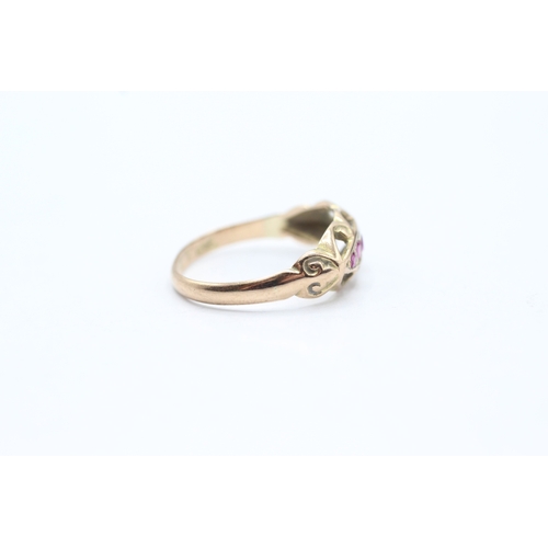 80 - 9ct gold pink gemstone flush set ring (1.5g) Size N