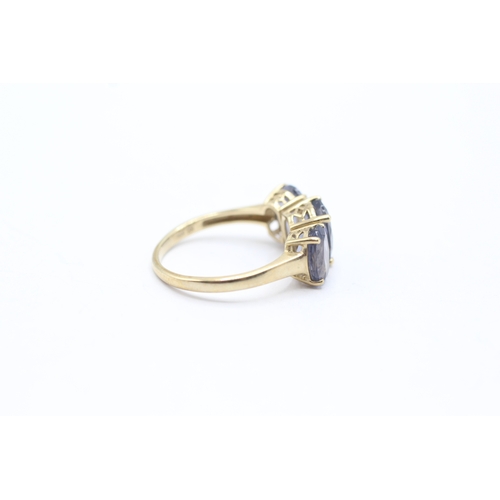 86 - 9ct gold three blue gemstone ring (2.8g) Size P 1/2