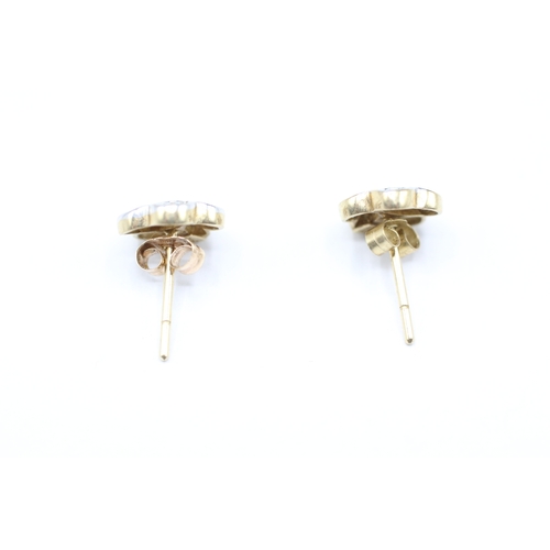 91 - 9ct gold and diamond flower shape stud earrings (1.4g)