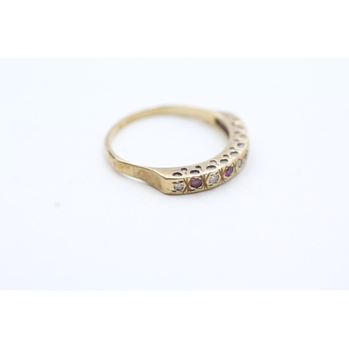 101 - 9ct gold vintage ruby & diamond half eternity ring (1.2g) Size K 1/2