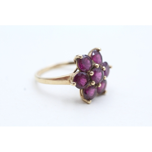 102 - 9ct gold purple garnet cluster ring (3.3g) Size O