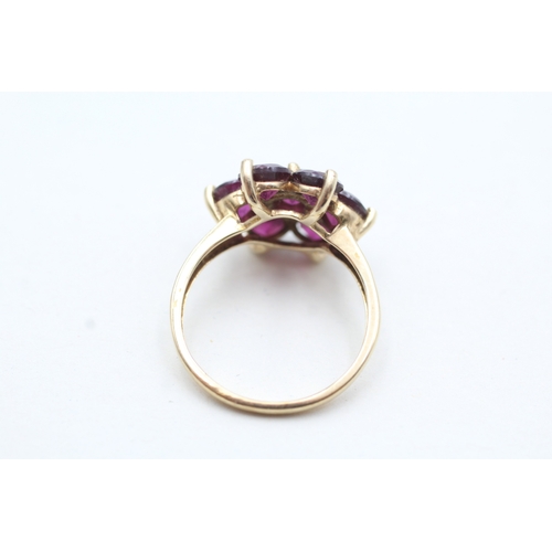 102 - 9ct gold purple garnet cluster ring (3.3g) Size O