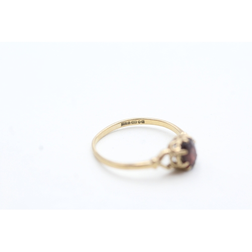 107 - 9ct gold vintage garnet dress ring (1.4g) Size O 1/2