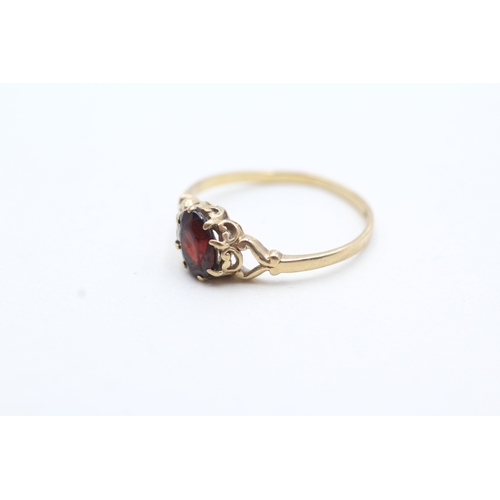 107 - 9ct gold vintage garnet dress ring (1.4g) Size O 1/2