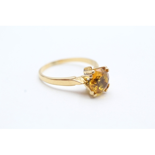 115 - 18ct gold yellow sapphire single stone ring (4g) Size O 1/2