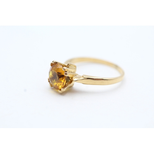 115 - 18ct gold yellow sapphire single stone ring (4g) Size O 1/2