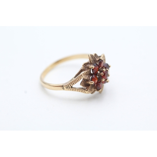 116 - 9ct gold vintage garnet floral cluster ring (2.3g) Size N