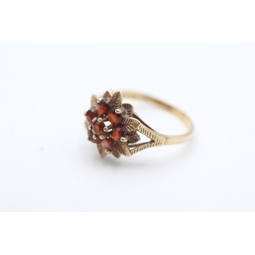 116 - 9ct gold vintage garnet floral cluster ring (2.3g) Size N