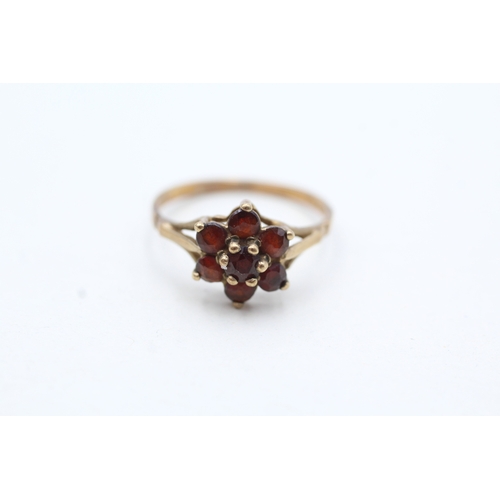 117 - 9ct gold vintage garnet cluster ring (1.6g) Size K 1/2