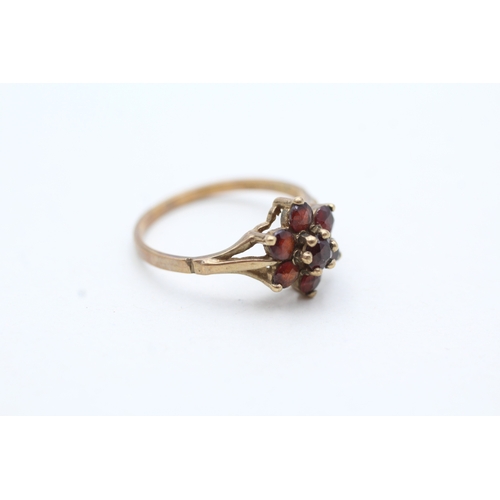 117 - 9ct gold vintage garnet cluster ring (1.6g) Size K 1/2