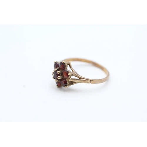 117 - 9ct gold vintage garnet cluster ring (1.6g) Size K 1/2