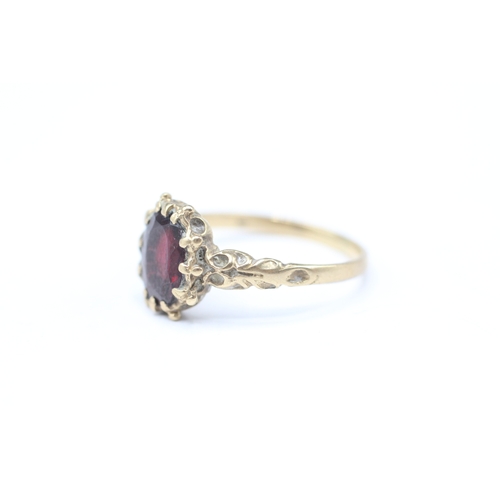 136 - 9ct gold garnet set ring (2.3g) Size O