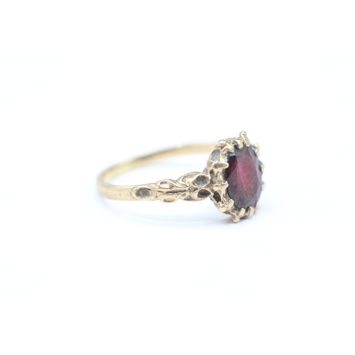 136 - 9ct gold garnet set ring (2.3g) Size O