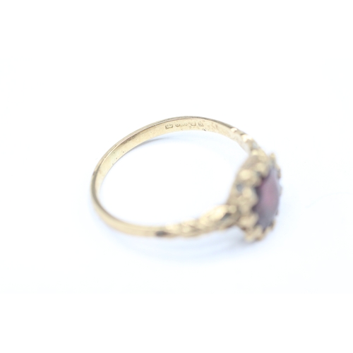 136 - 9ct gold garnet set ring (2.3g) Size O